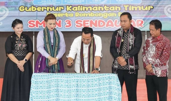 Gubernur Kaltim Rudy Mas'ud saat meresmikan Aula SMK Negeri 3 Sendawar di Kabupaten Kutai Barat, Sabtu (4/7/2026). (foto : Hudais Tri Putra)