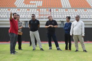Perwakilan AFC, Raymond Bhaskaran, bersama perwakilan ILeague, Ronny Suhatril, yang meninjau secara langsung berbagai aspek teknis dan operasional stadion Segiri Samarinda (foto : Oficial Borneo FC)