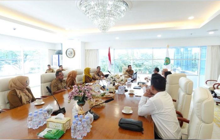 Gubernur Kalimantan Timur Rudy Mas’ud saat menerima audiensi Wakil Rektor Bidang Perencanaan, Keuangan, dan Umum Institut Teknologi Kalimantan (ITK), Khakim Ghozal (foto : Pemprov)