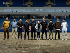 Tim verifikasi dari Ileague selaku operator kompetisi Championship saat inspeksi ke Stadion Batakan Balikpapan (foto : Oficial Persiba)
