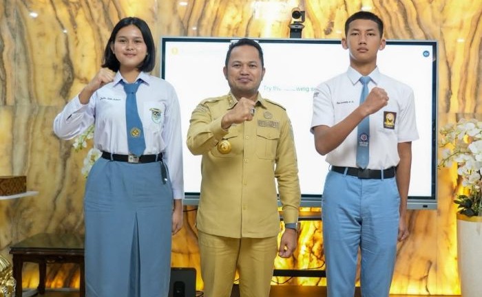 Gus Luthfy Azka Nararya, siswa SMA YPVDP Bontang, dan Julita Rista Lestari, siswi SMA Negeri 1 Tabang, Kabupaten Kutai Kartanegara bertemu Gubernur Kaltim Rudy Mas'ud (foto : Pemprov)