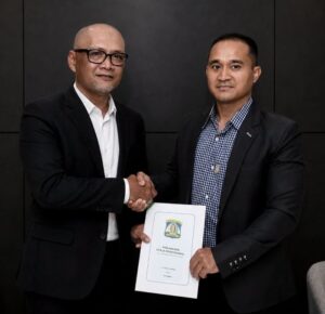 CEO Persiba Balikpapan, Arvi Perwira dan pelatih Sudirman (foto : Oficial Persiba)