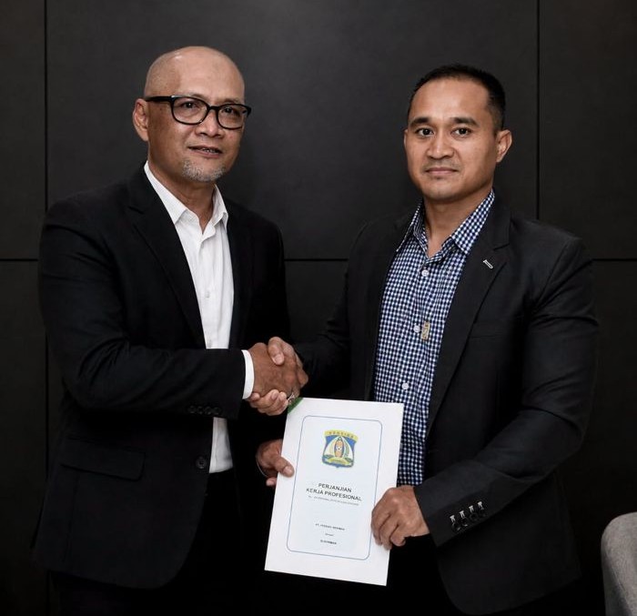 CEO Persiba Balikpapan, Arvi Perwira dan pelatih Sudirman (foto : Oficial Persiba)