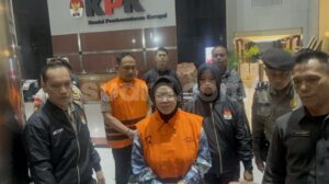 Bupati Sukoharjo Resmi Pakai Rompi Oranye KPK Usai Terjaring OTT [Suara.com/Dea Hardianingsih]