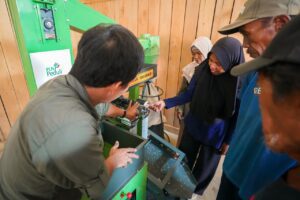 PLN UIP Kalimantan Bagian Timur menyerahkan bantuan alat pertanian berbasis listrik kepada kelompok tani di Desa Margomulyo, Kutai Timur