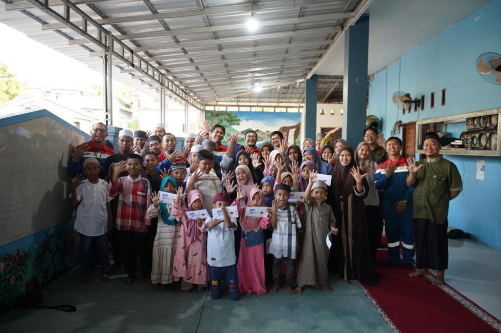 PT Pertamina Patra Niaga Kilang Balikpapan bersama anak-anak dan pengurus Panti Asuhan Al Firdaus usai penyerahan bantuan sosial di Karang Joang, Balikpapan.