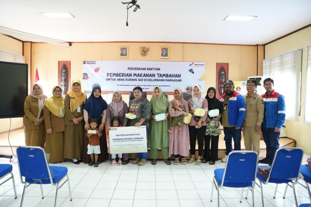 Pertamina Patra Niaga Kilang Balikpapan bersama pemerintah dan penerima manfaat usai penyerahan bantuan Pemberian Makanan Tambahan (PMT) bagi balita dan baduta kurang gizi di Kelurahan Margasari, Balikpapan Barat.