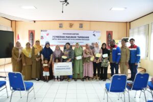Pertamina Patra Niaga Kilang Balikpapan bersama pemerintah dan penerima manfaat usai penyerahan bantuan Pemberian Makanan Tambahan (PMT) bagi balita dan baduta kurang gizi di Kelurahan Margasari, Balikpapan Barat.