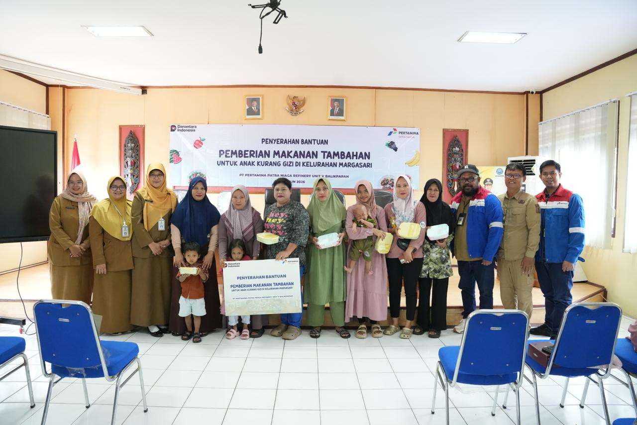 Pertamina Patra Niaga Kilang Balikpapan bersama pemerintah dan penerima manfaat usai penyerahan bantuan Pemberian Makanan Tambahan (PMT) bagi balita dan baduta kurang gizi di Kelurahan Margasari, Balikpapan Barat.