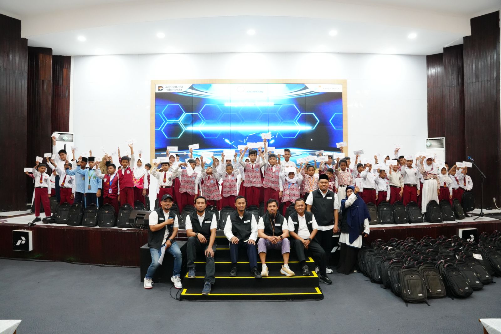 BAZMA Pertamina Salurkan Bantuan Pendidikan untuk 300 Pelajar di Balikpapan