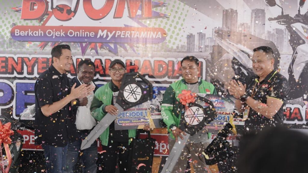 PT Pertamina Patra Niaga Regional Kalimantan menyerahkan hadiah Yamaha Lexi 155 kepada dua mitra pengemudi ojek online pemenang Program BOOM MyPertamina Periode 1 di SPBU Grand City Balikpapan, Jumat (3/7/2026).
