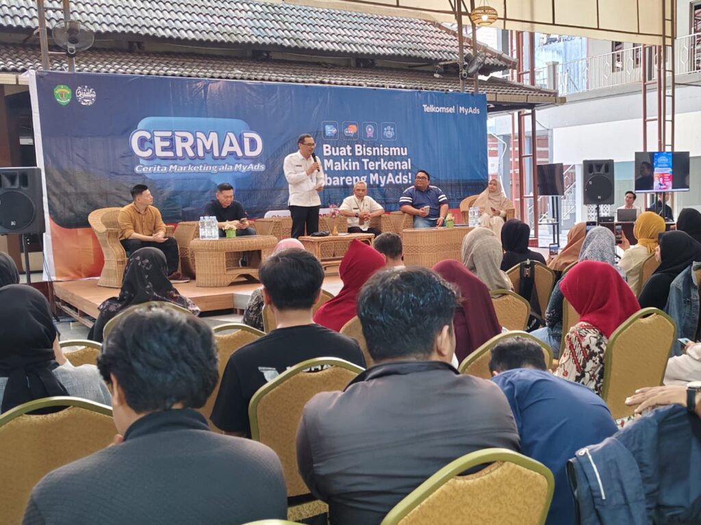 Pelaku UMKM mengikuti CERMAD (Cerita Marketing Ala MyAds) yang digelar Telkomsel di Galeri UKM Etham Nusantara, Samarinda, untuk memperkuat kemampuan digital marketing dan memperluas jangkauan pasar.