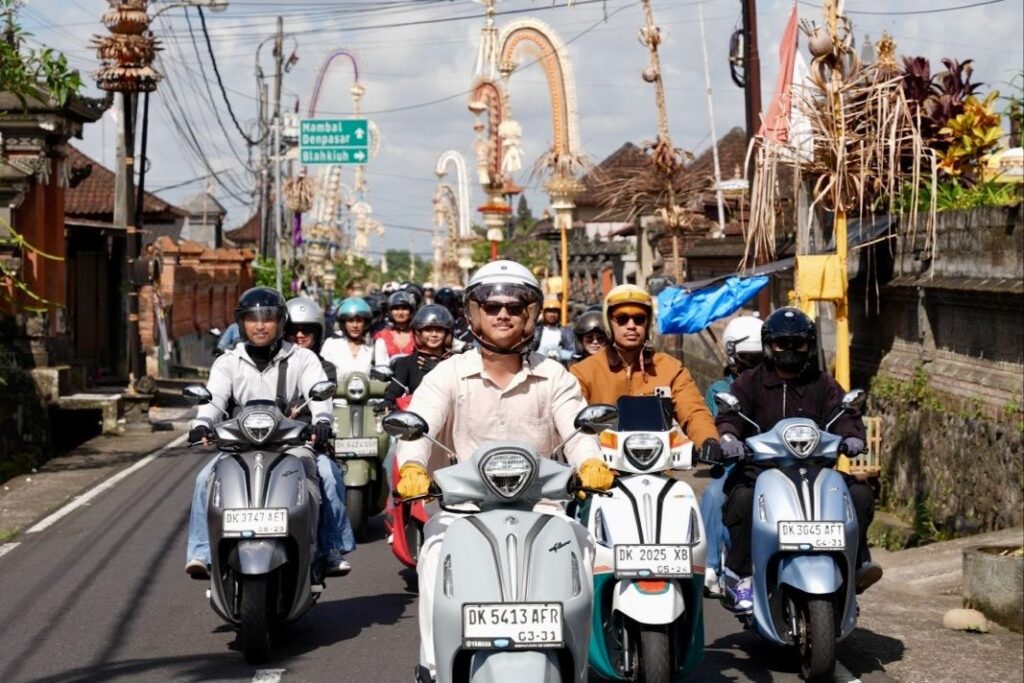 Ratusan pengguna Yamaha Grand Filano Hybrid mengikuti touring dalam rangka Classy Hangout Day Bali 2026 dari Denpasar menuju Tabanan.