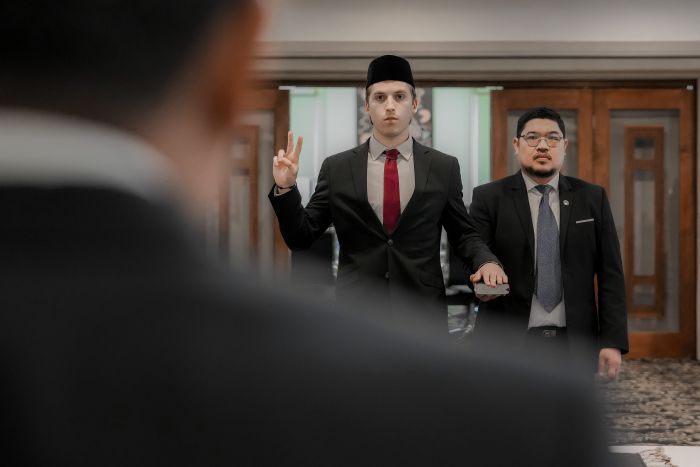 Luke Anthony Vickery saat menjalani pengambilan sumpah kewarganegaraan di Konsulat Jenderal Republik Indonesia (KJRI) Sydney, Australia, pada Kamis 16 Juli 2026 (foto : PSSI)