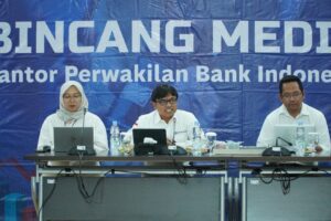 Kepala Perwakilan Bank Indonesia Balikpapan Robi Ariadi (tengah) saat memaparkan pelaksanaan FENTURUN 2026 dalam bincang media di Balikpapan, Selasa (22/7/2026).