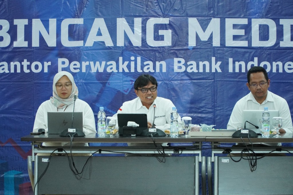 Kepala Perwakilan Bank Indonesia Balikpapan Robi Ariadi (tengah) saat memaparkan pelaksanaan FENTURUN 2026 dalam bincang media di Balikpapan, Selasa (22/7/2026).