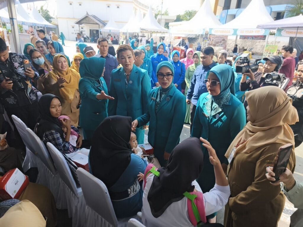 Ketua TP PKK Provinsi Kalimantan Timur Syarifah Suraidah Harum didampingi Ketua TP PKK Kota Balikpapan Nurlena Rahmad Mas'ud berdialog dengan warga saat meninjau pelayanan pada peringatan Hari Kesatuan Gerak (HKG) PKK ke-54 di BSCC Dome Balikpapan, Selasa (28/7/2026).