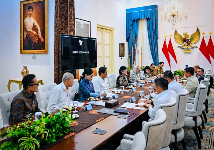 Presiden Prabowo Subianto memimpin rapat bersama jajaran Komite Stabilitas Sistem Keuangan (KSSK) pada Senin, 27 Juli 2026 di Istana Merdeka, Jakarta. (Foto: BPMI Setpres) Read more: https://setkab.go.id/prabowo-perkuat-koordinasi-kssk-stabilitas-keuangan/