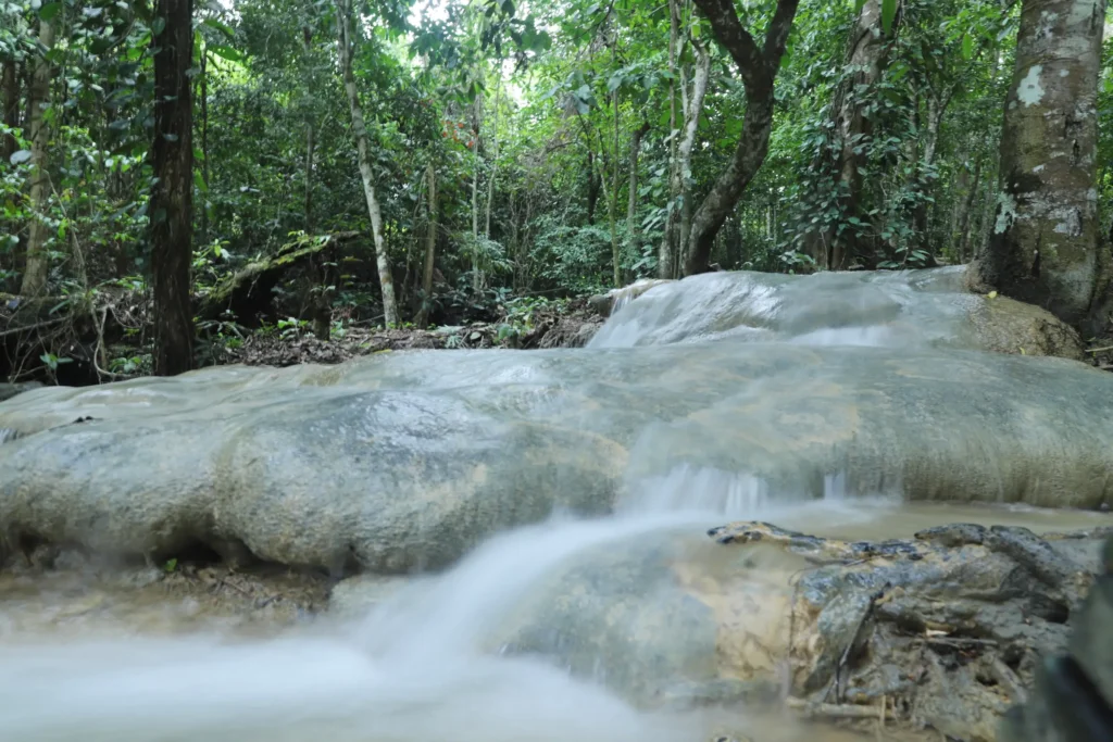 Keindahan Air Terjun Tangga Bidadari di Desa Selangkau menjadi perhatian dalam proses verifikasi Geopark Sangkulirang-Mangkalihat (foto : Pemprov)