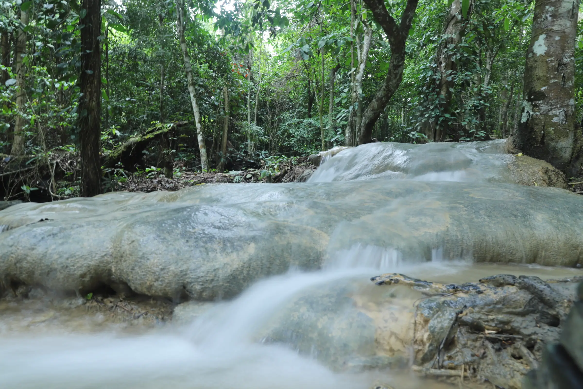 Keindahan Air Terjun Tangga Bidadari di Desa Selangkau menjadi perhatian dalam proses verifikasi Geopark Sangkulirang-Mangkalihat (foto : Pemprov)