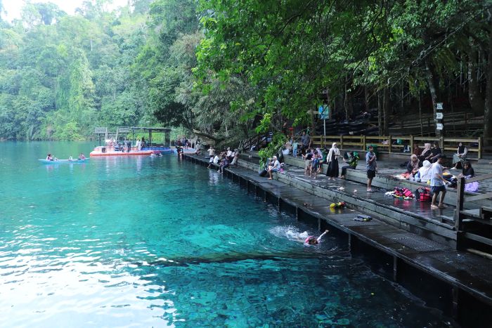 Danau Labuan Cermin di Kampung Biduk-Biduk, Kabupaten Berau