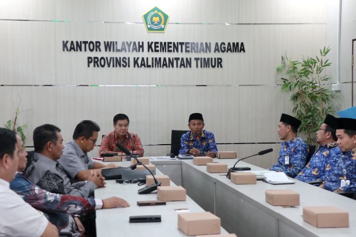 Kanwil Kemenag Kaltim menerima kunjungan kerja DPRD Kabupaten Kutai Barat di Ruang Rapat Toleransi, Kamis (23/7/2026).