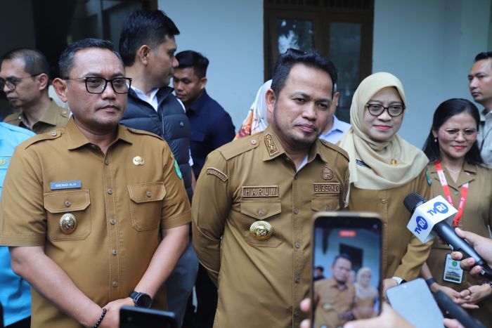 Gubernur Kaltim Rudy Mas'ud bersama Wagub Seno Aji dan Sekda Sri Wahyuni saat mengunjungi SMAN 10 Samarinda di Samarinda Seberang, Selasa (21/7/2026). (foto : Pemprov)