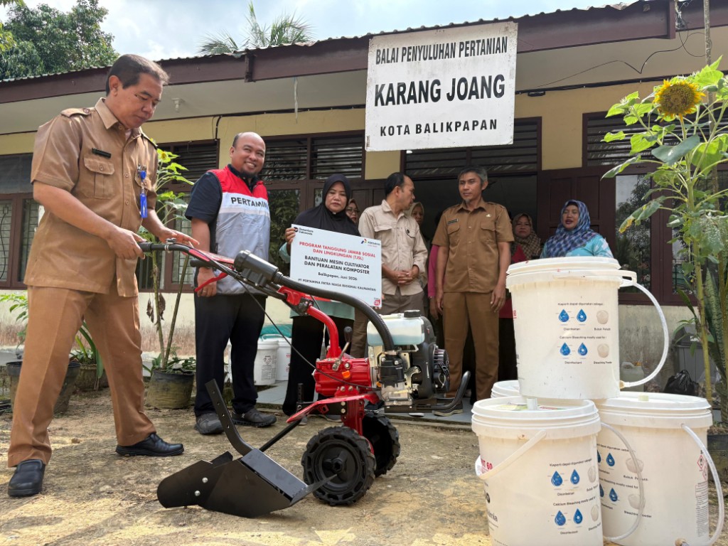 Pertamina Patra Niaga bersama Balai Penyuluhan Pertanian (BPP) Karang Joang menyerahkan bantuan peralatan kompos dan sarana pendukung kepada Kelompok Wanita Tani untuk mendukung ketahanan pangan berbasis pekarangan.
