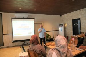 Produksi minyak Indonesia saat ini baru mencapai sekitar 605 ribu barel per hari, sementara kebutuhan nasional telah menembus 1,6 juta barel per hari.