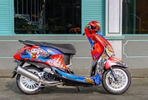 Modifikasi Yamaha Grand Filano bergaya racing look karya Djulkipli Yanto "Kikie Gmuks", pemenang kategori Racing Look Grand Filifest Bandung.