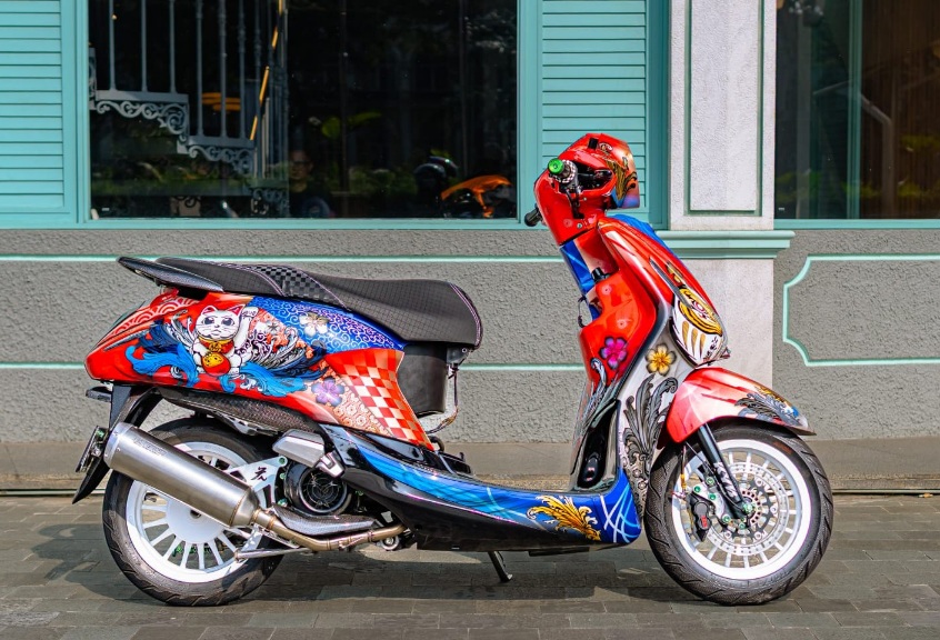 Modifikasi Yamaha Grand Filano bergaya racing look karya Djulkipli Yanto "Kikie Gmuks", pemenang kategori Racing Look Grand Filifest Bandung.