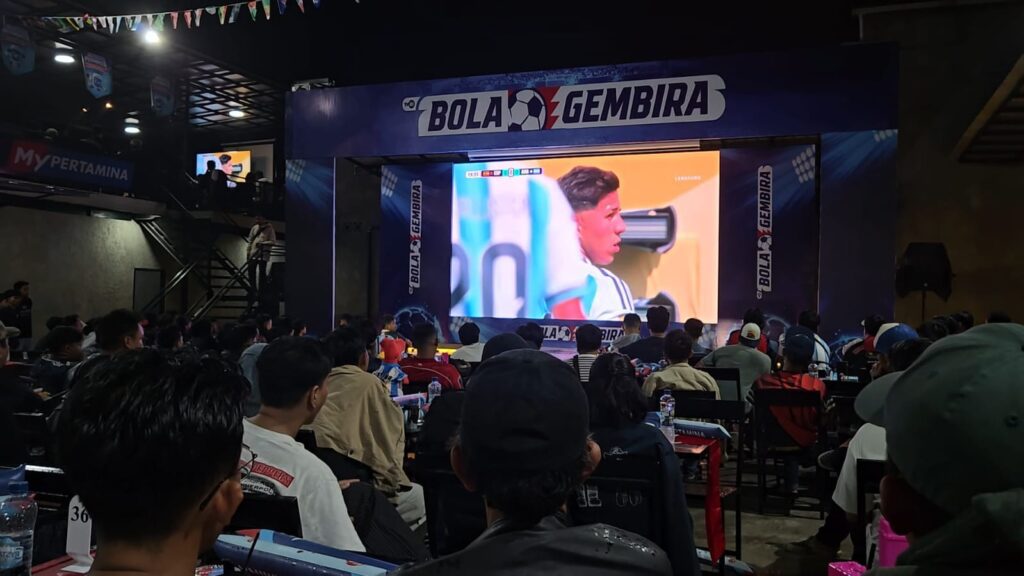 Ratusan warga menyaksikan laga final Piala Dunia 2026 dalam acara nobar MyPertamina Pesta Bola di Cafe Aero Space, Balikpapan, Minggu (19/7) malam.