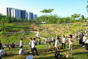Lebih dari 1000 peserta dari berbagai unsur yang terlibat dalam kegiatan Penanaman oleh Insan Otorita IKN di Embung G, Kawasan Inti Pusat Pemerintahan (KIPP) Nusantara, pada Selasa (07/07/2026). (foto : Humas IKN)