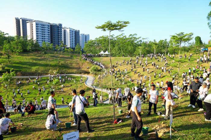 Lebih dari 1000 peserta dari berbagai unsur yang terlibat dalam kegiatan Penanaman oleh Insan Otorita IKN di Embung G, Kawasan Inti Pusat Pemerintahan (KIPP) Nusantara, pada Selasa (07/07/2026). (foto : Humas IKN)
