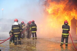 Personel pemadam kebakaran Otorita IKN mengikuti simulasi pemadaman kebakaran dalam pelatihan refreshment di Fire Ground Kilang Balikpapan.