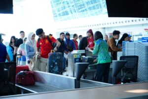 Suasana aktivitas penumpang di area check-in Bandara Internasional Sultan Aji Muhammad Sulaiman (SAMS) Sepinggan Balikpapan. Sepanjang Semester I 2026, bandara ini melayani 2.392.873 pergerakan penumpang.