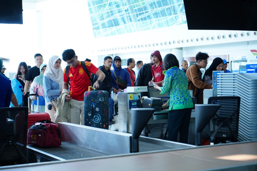 Suasana aktivitas penumpang di area check-in Bandara Internasional Sultan Aji Muhammad Sulaiman (SAMS) Sepinggan Balikpapan. Sepanjang Semester I 2026, bandara ini melayani 2.392.873 pergerakan penumpang.
