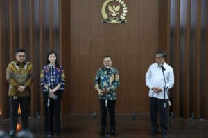 Wakil Ketua DPR RI, Sufmi Dasco Ahmad saat Konferensi Pers bersama Presiden Direktur PT Tokopedia Stefanie Susilo serta Menaker RI Yassierli yang digelar di selasar Gedung Nusantara III, DPR RI, Senayan, Jakarta, Senin (6/7/2026). Foto : Jaka/Alma