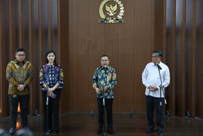 Wakil Ketua DPR RI, Sufmi Dasco Ahmad saat Konferensi Pers bersama Presiden Direktur PT Tokopedia Stefanie Susilo serta Menaker RI Yassierli yang digelar di selasar Gedung Nusantara III, DPR RI, Senayan, Jakarta, Senin (6/7/2026). Foto : Jaka/Alma