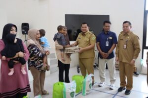 Bupati PPU Mudyat Noor, didampingi Sekretaris Daerah Tohar, menyerahkan bantuan di Aula Kantor Kecamatan Penajam, Selasa (21/7/2026).