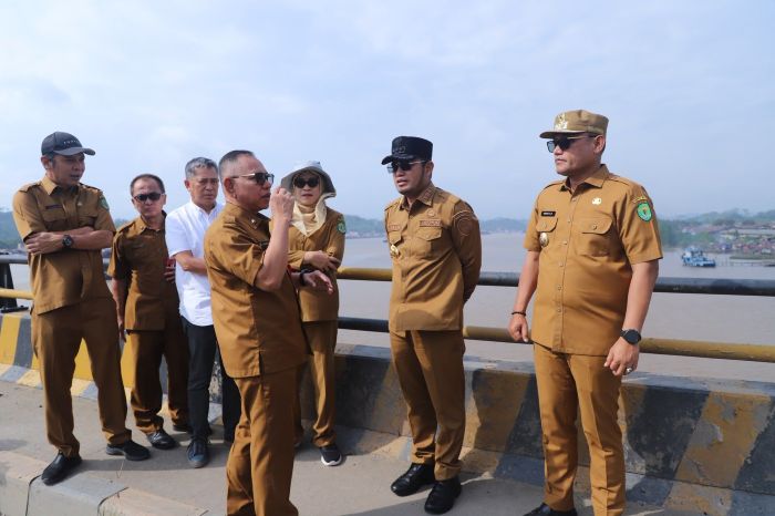 Gubernur Kaltim Rudy Mas’ud dan Wagub Seno Aji meninjau Jembatan Mahulu Samarinda (foto : Pemprov)