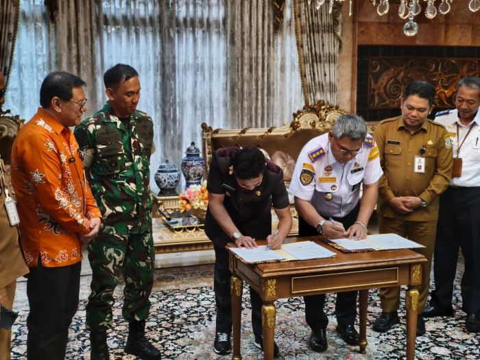 Penandatanganan nota kesepahaman (MoU) pemanfaatan lahan melalui skema pinjam pakai yang melibatkan pemerintah pusat, Pemerintah Kota Balikpapan, serta unsur TNI (foto : Inibalikpapan/samsul)
