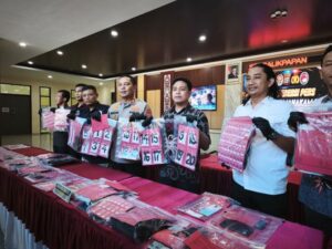 Wakapolresta Balikpapan AKBP Fauzan Arianto menunjukkan barang bukti narkotika yang disita dalam konfrensi pers (foto : Inibalikpapan/Samsul)