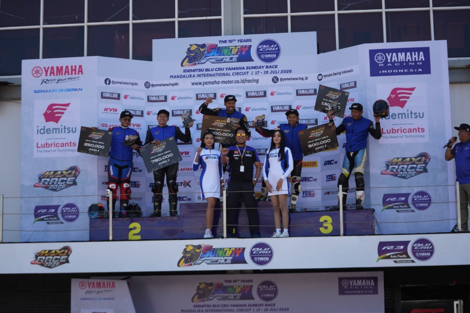 Para pemenang MAXI Race 2026 naik podium usai bersaing di Pertamina Mandalika International Circuit, Lombok, dalam rangkaian Yamaha Sunday Race 2026.