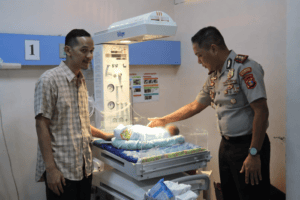Wakil Kepala Polresta Balikpapan AKBP Fauzan Arianto didampingi Unit Perlindungan Perempuan dan Anak (PPA) Satreskrim meninjau langsung kondisi bayi yang kini menjalani perawatan di RSUD Beriman Balikpapan, Jumat (24/7/2026).