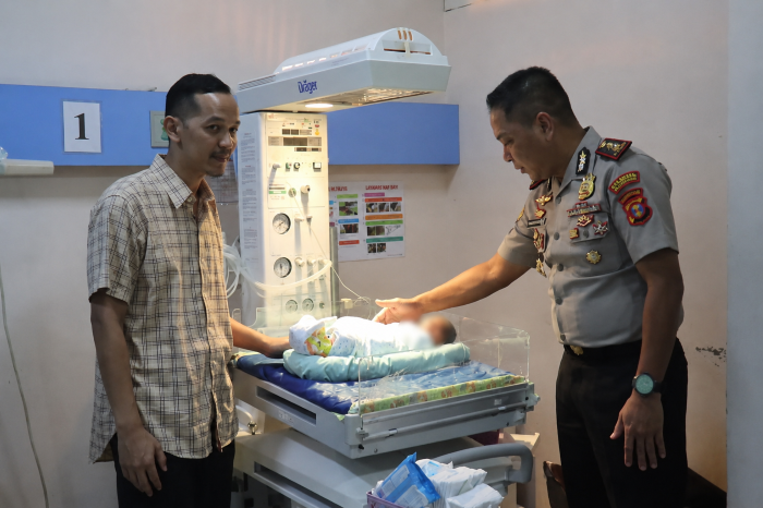 Wakil Kepala Polresta Balikpapan AKBP Fauzan Arianto didampingi Unit Perlindungan Perempuan dan Anak (PPA) Satreskrim meninjau langsung kondisi bayi yang kini menjalani perawatan di RSUD Beriman Balikpapan, Jumat (24/7/2026).