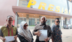 Misran Toni dan Tim Advokasi untuk Keselamatan Rakyat (TAKAR) mengadukan kasus Muara Kate, Kabupaten Paser (foto : Naldo Kleden/TrendAsia)