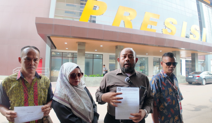 Misran Toni dan Tim Advokasi untuk Keselamatan Rakyat (TAKAR) mengadukan kasus Muara Kate, Kabupaten Paser (foto : Naldo Kleden/TrendAsia)