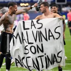 Pemain Timnas Argentina membentangkan spanduk "Las Malvinas son Argentinas" (foto : Akun Thrreads Berita Bola Terbaru)