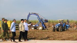 Presiden Prabowo Subianto menyaksikan secara langsung panen raya tebu di Lanud Abdulrachman Saleh, Kabupaten Malang, Provinsi Jawa Timur, pada Jumat, 17 Juli 2026. Foto: BPMI Setpres/Cahyo